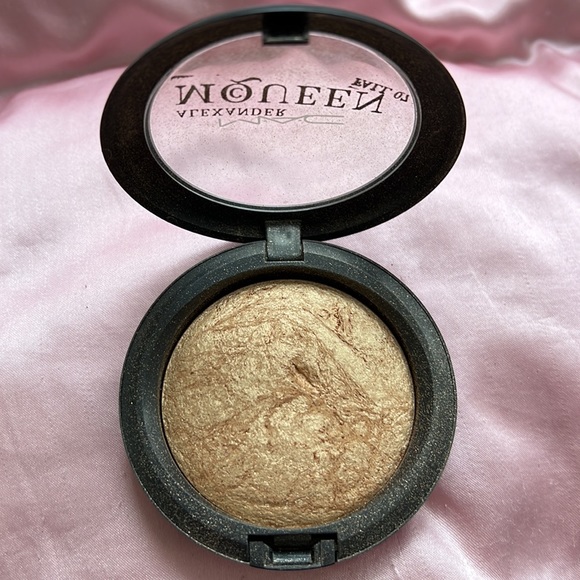Limited Edition MAC Cosmetics Mineralize Skinfinish/ NEW VEGAS, EUC - Picture 3 of 3